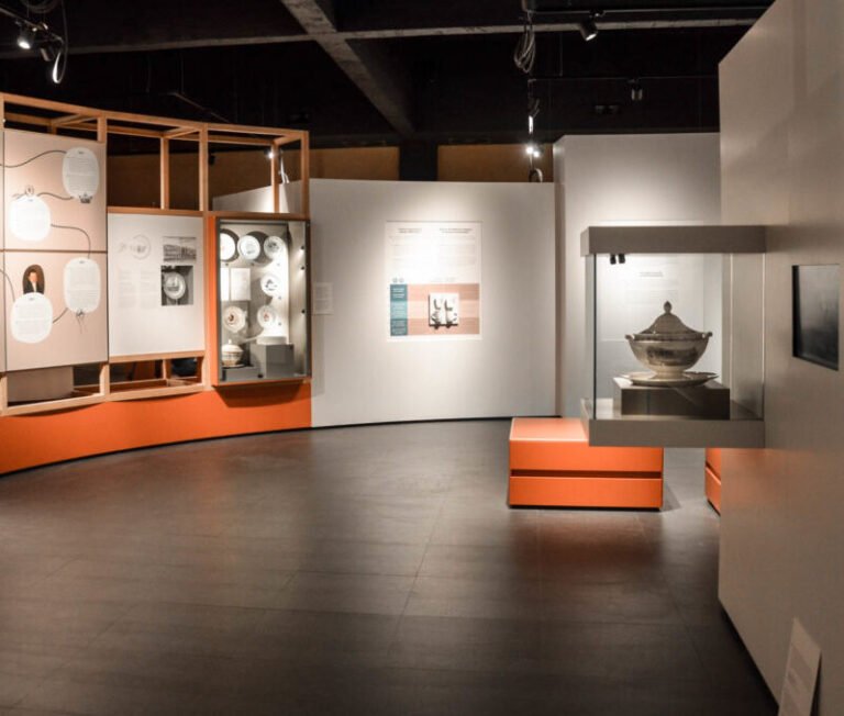 Toile sur cadre en bois d'explications avec dessins dans le musée de la céramique.