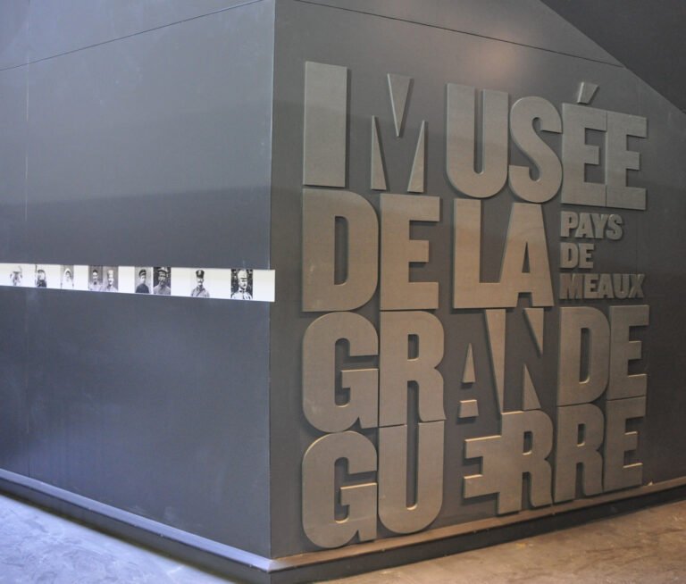 Grande lettre découpées grise pour l'enseigne du musée de la grande guerre à Meaux.