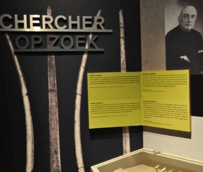 Lettres decoupées en Dibond brossé Décors pour une exposition avec des vinyles explicatifs jaune et du texte en relief "lettres découpées" en Dibond brossé.