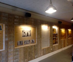 Panneau d'exposition dibond présentant l'origine du fromage Maredsous avec un fond doré et des explications du processus de fabrication