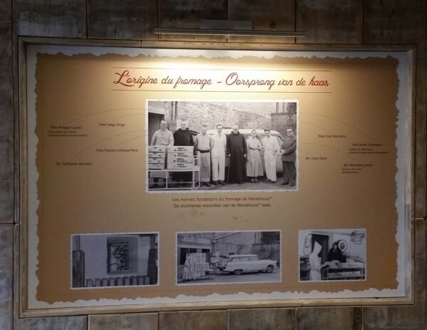 Un panneau d'exposition imprimé par casprint sur dibond présentant l'origine du fromage Maredsous avec photos historiques en noir et blanc des moines fondateurs et du processus de fabrication