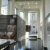 Panneaux en cube suspendus musée impression grand format supports légers carton alvéolaire accrochage plafond