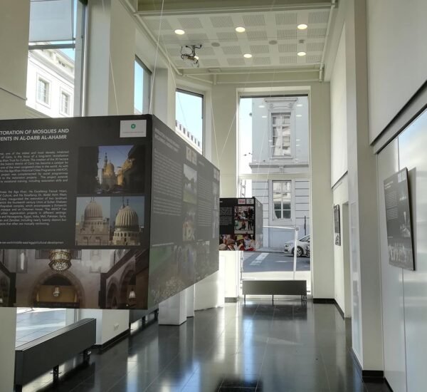 Panneaux en cube suspendus musée impression grand format supports légers carton alvéolaire accrochage plafond