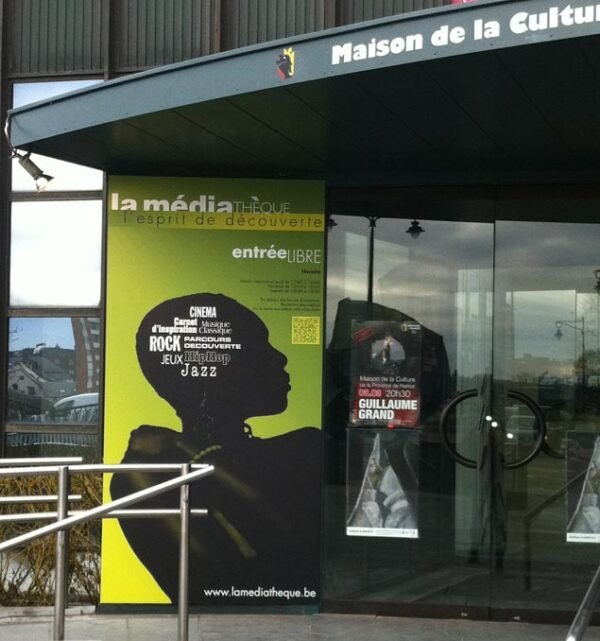 Panneau vitrine impression grand format sur dibond communication extérieure