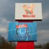 Vinyle Imprimé pour Signalétique Extérieure – Publicité Durable & Visuelle Forte Panneau publicitaire en vinyle auto-adhésif pour le parc Walibi, annonçant l’arrivée du manège 'Pulsar', installé sur une enseigne