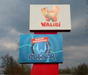 Panneau publicitaire en vinyle auto-adhésif pour le parc Walibi, annonçant l’arrivée du manège 'Pulsar', installé sur une enseigne
