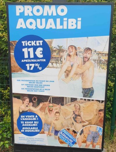 Impression vinyle autocollant repositionnable - Affiche promotionnelle grand format - Pose facile sans bulles Affiche vinyle autocollant Aqualibi promotion 11 euros - Impression grand format repositionnable sans bulles - Support publicitaire extérieur