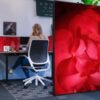 Cloison acoustique de bureau – Paravent Cloison de séparation acoustique avec photo de fleur rose installée dans un espace de bureau moderne, offrant une isolation sonore et une délimitation visuelle des postes de travail.