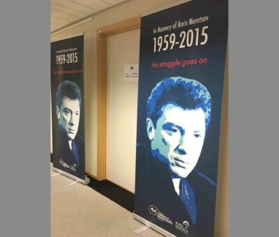 Roll-up budget impression grand format mémorial Boris Nemtsov signalétique intérieure événementielle pour le parlement européen B2B