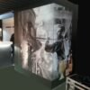 Structure modulaire cubique recouverte d’une toile murale imprimée en une seule pièce, montrant un brasseur en action, dans un espace d’exposition pour Martin's.
