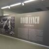 Mur d’exposition imprimé en grand format sur toile murale sans joint, présentant une photo de David Lynch et du texte explicatif, au Musée de la photographie.