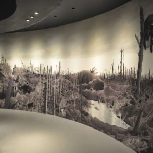 Fresque murale panoramique imprimée en une seule pièce, représentant un champ de bataille, installée sur un mur courbe dans un espace d’exposition.