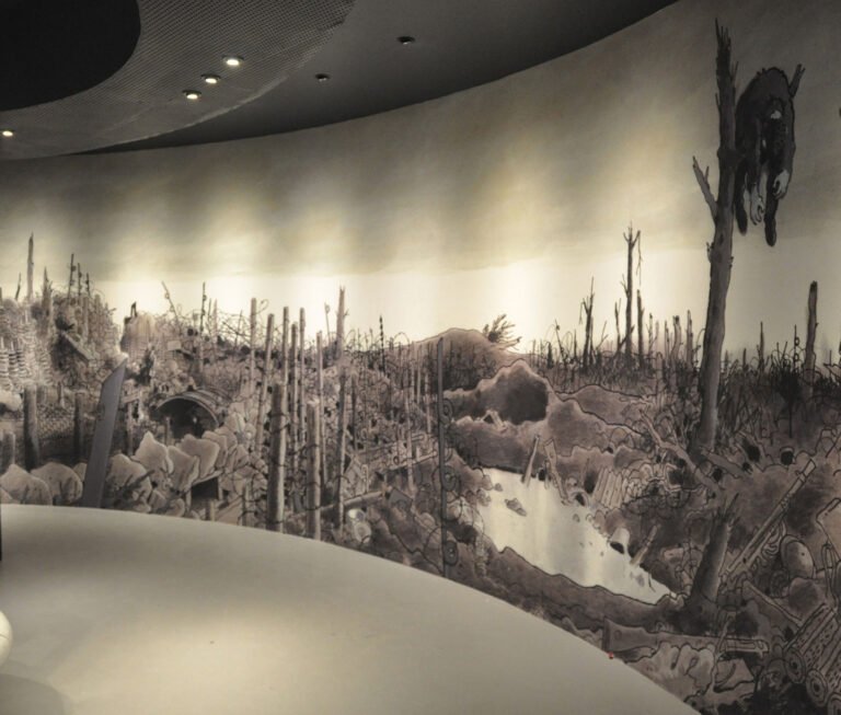 Fresque murale panoramique imprimée en une seule pièce, représentant un champ de bataille, installée sur un mur courbe dans un espace d’exposition.