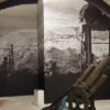 Mur d’exposition imprimé en grand format sur toile murale sans joint, représentant des tranchées de guerre, dans un espace muséal.