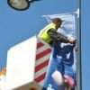 Installation drapeau publicitaire extérieur nacelle élévatrice poseur professionnel gilet sécurité