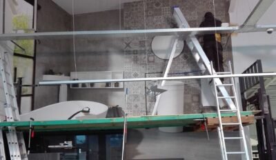 Installation pose toile murale décorative motifs carreaux ciment échafaudage professionnel