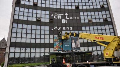 Pose de vinyle sur façade vitrée courbe avec nacelle élévatrice