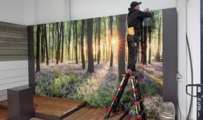 Installation toile murale grand format paysage forêt jacinthes poseur professionnel échelle