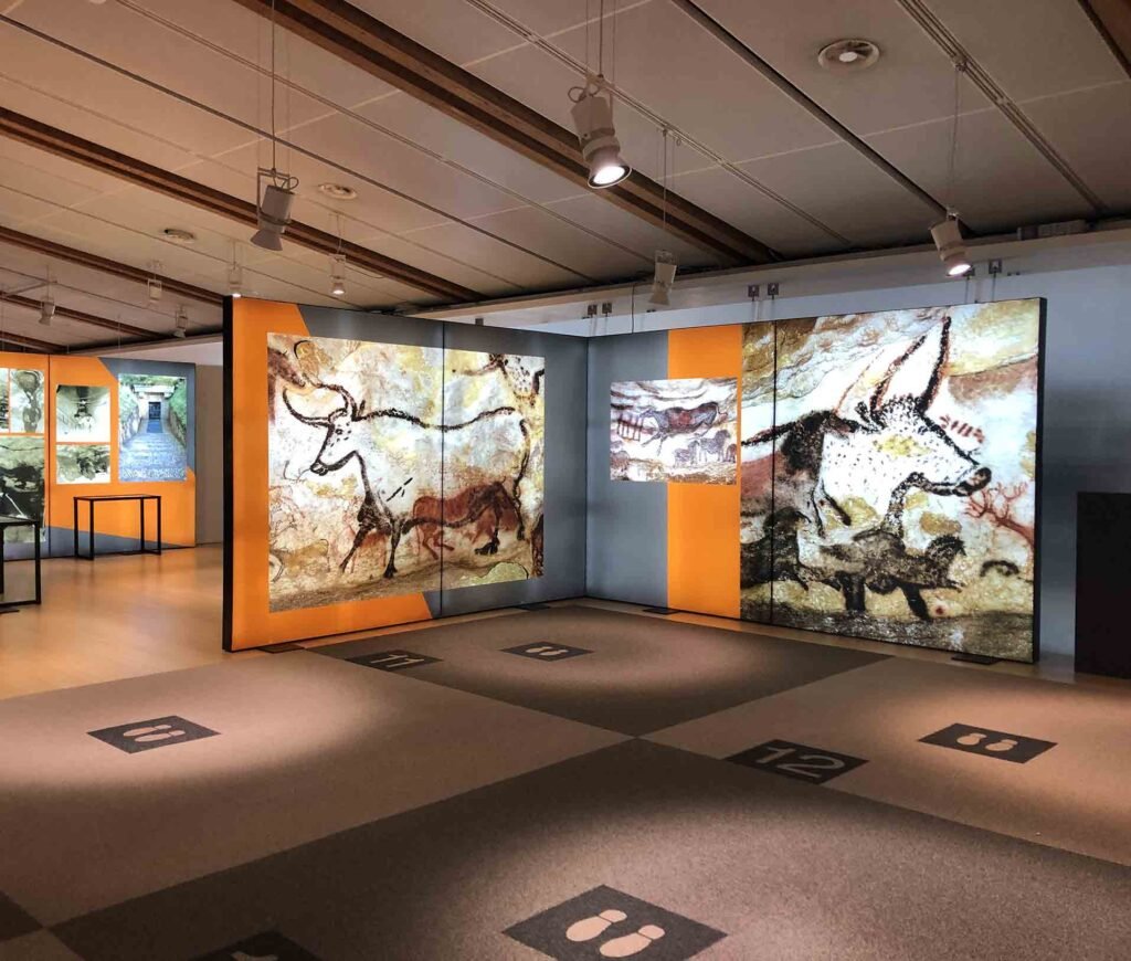 Impression grand format sur tissu rétroéclairé. Représentation de fresque de la grotte de Lascaux