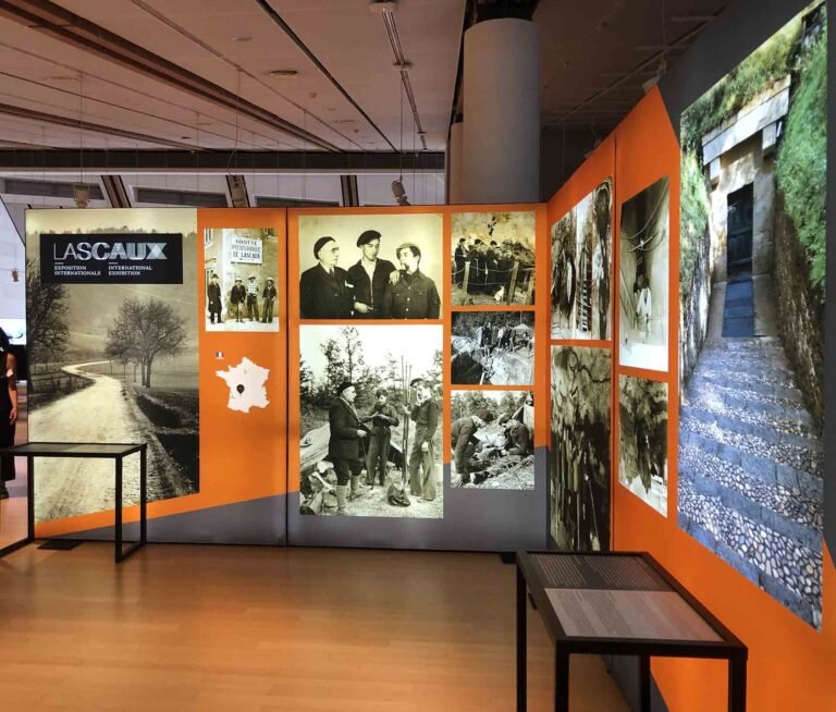 Impression grand format sur tissu rétroéclairé. Montage de plusieurs photo de l'époque de la découverte de la grotte de Lascaux