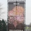 Bâche grand format micro perforée sur structure en tubes pour évènement dans un parc d'attraction Walibi, impression couleur haute définition d'un feux d'artifice pour endroits venteux.