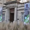 Bâche publicitaire grand format avec œillets pour exposition de musée, impression haute qualité extérieur résistant sur une structure tubulaire.