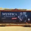 Bâche publicitaire grand format avec œillets pour spectacle Mystica, impression haute qualité sur support extérieur résistant