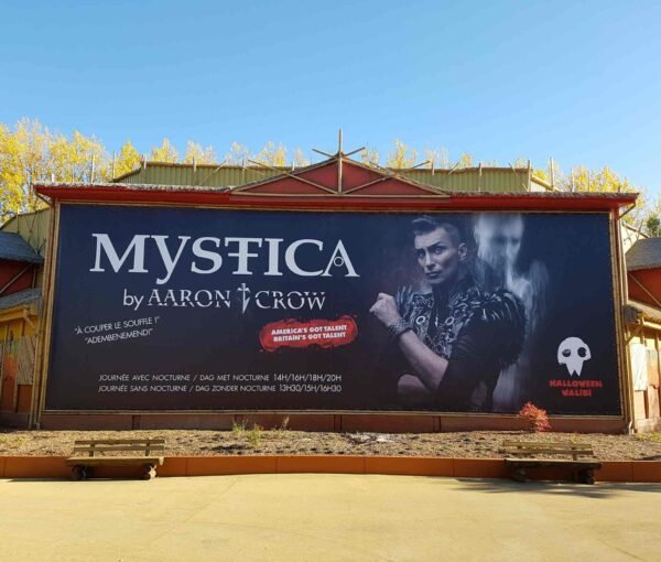 Bâche publicitaire grand format avec œillets pour spectacle Mystica, impression haute qualité sur support extérieur résistant
