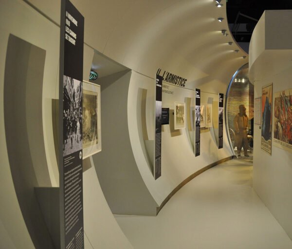 Panneaux d'illustration sur stèle en dibond grand format exposition musée de la Grande Guerre de Meaux impression haute définition