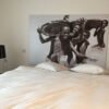 Impression photo noir blanc dibond grand format décoration murale chambre, représentant des enfants africain portant une pirogue.