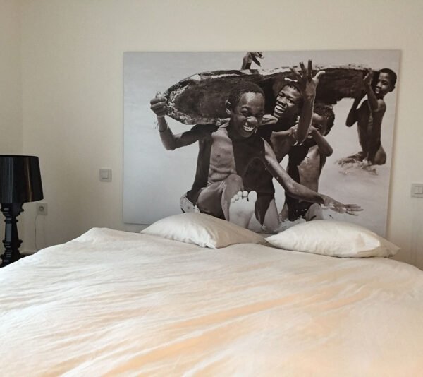Impression photo noir blanc dibond grand format décoration murale chambre, représentant des enfants africain portant une pirogue.