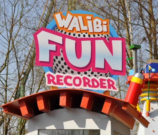 Signalétique grand format parc attraction impression numérique sur dibond découpé résistante UV Walibi