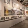 Exposition photo avec panneaux imprimés grand format sur dibond, accrochés au mur d’une galerie d’art contemporaine.