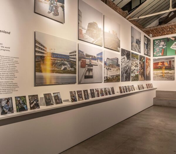 Exposition photo avec panneaux imprimés grand format sur dibond, accrochés au mur d’une galerie d’art contemporaine.