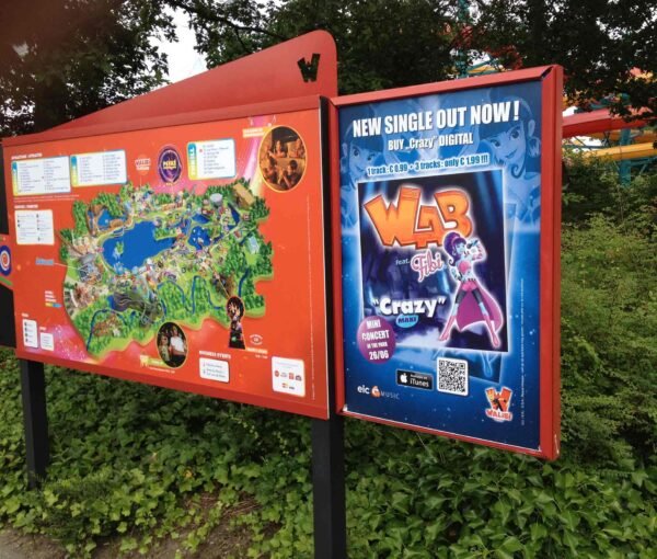 Panneau d’orientation de parc d’attractions et affiche publicitaire imprimés sur forex et dibond grand format, résistants et colorés.