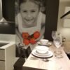 Toile murale imprimée en une seule pièce, représentant une fillette tenant des tomates, installée comme élément décoratif lors de Batibouw