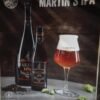 Toile murale publicitaire imprimée en une seule pièce, présentant une bouteille de bière Martin’s IPA et un verre, installée dans le stand Horecatel