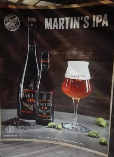 Toile murale publicitaire imprimée en une seule pièce, présentant une bouteille de bière Martin’s IPA et un verre, installée dans le stand Horecatel