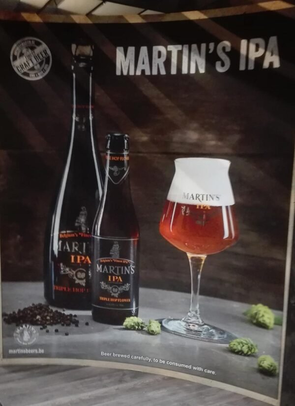 Toile murale publicitaire imprimée en une seule pièce, présentant une bouteille de bière Martin’s IPA et un verre, installée dans le stand Horecatel