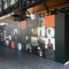 Mur d’exposition imprimé en grand format sur toile murale sans joint, composé d’un collage de photographies de mineurs du monde entier, aux Bois du casier.