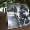 Bâche grand format collée sur panneau bois pour exposition artistique, impression noir et blanc haute définition sur support rigide extérieur