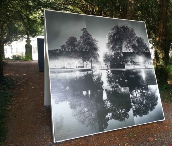 Bâche grand format collée sur panneau bois pour exposition artistique, impression noir et blanc haute définition sur support rigide extérieur