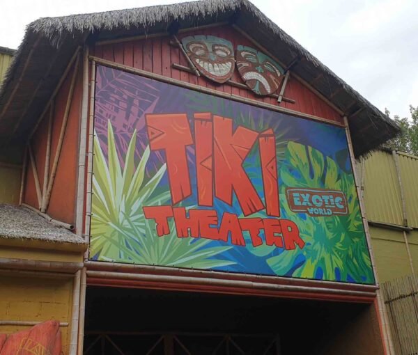 Bâche publicitaire grand format avec œillets pour promotion Halloween Walibi, impression haute qualité extérieur résistant aux couleurs éclatantes.