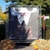Bâche publicitaire grand format avec œillets pour promotion Halloween Walibi, impression haute qualité extérieur résistant sur une structure tubulaire.