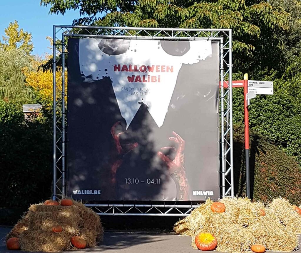 Bâche publicitaire grand format avec œillets pour promotion Halloween Walibi, impression haute qualité extérieur résistant sur une structure tubulaire.