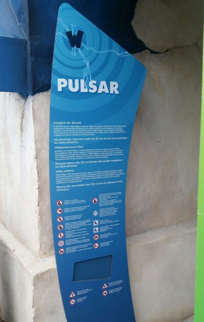 Impression signalétique extérieure sur HPL (Trespa) découpé personnalisé. Exemple de panneau d’information imprimé en grand format sur stratifié HPL, installé dans le parc d’attractions Walibi– découpé et imprimé par Casprint.