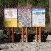 Panneaux d’orientation imprimés sur stratifié HPL et intégrés à une structure en bois – réalisés pour un parc naturel.