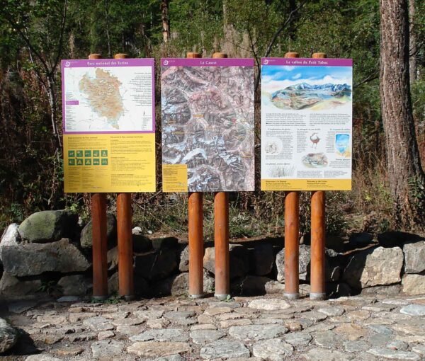 Panneaux d’orientation imprimés sur stratifié HPL et intégrés à une structure en bois – réalisés pour un parc naturel.