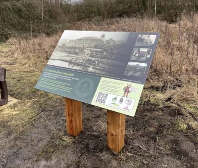 Panneau historique personnalisé en pleine nature imprimé sur HPL, racontant l’histoire d’une mine de charbon