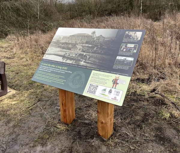 Panneau historique personnalisé en pleine nature imprimé sur HPL, racontant l’histoire d’une mine de charbon